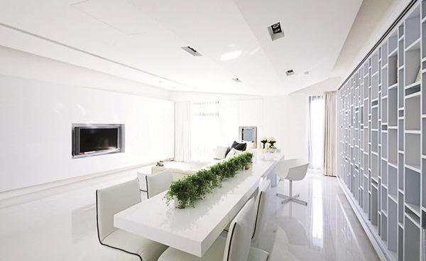 運用不同造型的天花板或地板的高低差、不同材質等，就