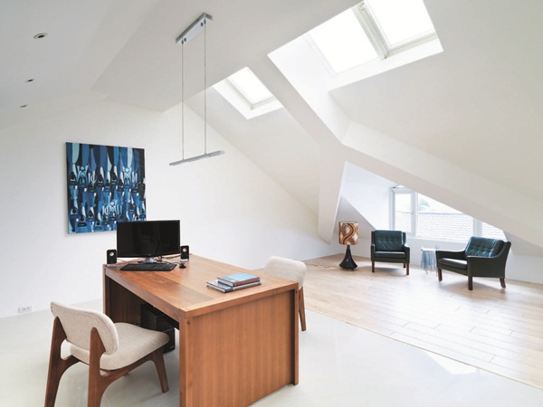 運用不同造型的天花板或地板的高低差、不同材質等，就