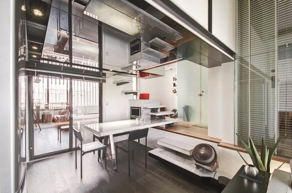 運用不同造型的天花板或地板的高低差、不同材質等，就