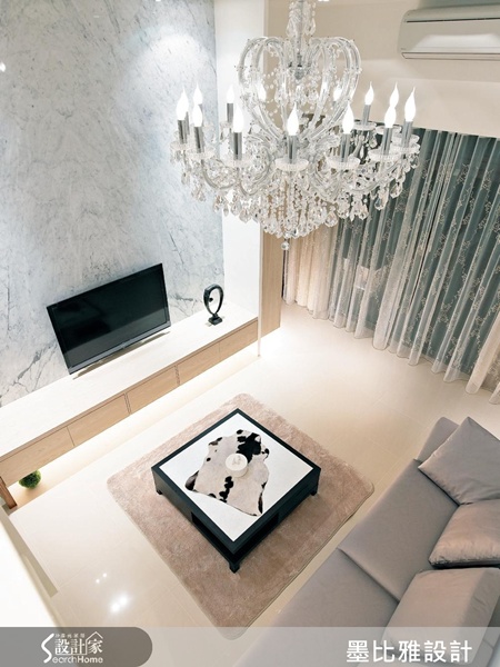 現代風、挑高、黑白配色、水晶燈、樓梯設計