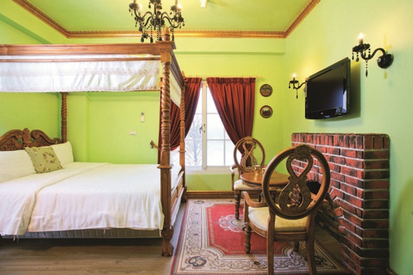 第一次看見Ivy的家──英格蘭小古堡，是在網路上閒晃的時候，標準英國湖區的石頭屋外型，以經典的古典風噴泉、微微泛紅的落羽松，和清淺的小水池作為前景，當時還以為是部落格主人，正跟網友們分享國外旅遊的照片，細讀之下才發現，原來它位於宜蘭五結鄉。驚訝之餘，也讓我決定要一探照片的真偽。