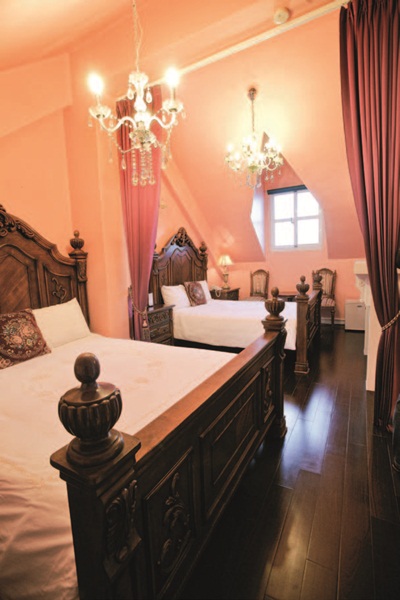 第一次看見Ivy的家──英格蘭小古堡，是在網路上閒晃的時候，標準英國湖區的石頭屋外型，以經典的古典風噴泉、微微泛紅的落羽松，和清淺的小水池作為前景，當時還以為是部落格主人，正跟網友們分享國外旅遊的照片，細讀之下才發現，原來它位於宜蘭五結鄉。驚訝之餘，也讓我決定要一探照片的真偽。