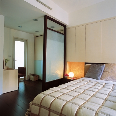 門與門相對的情形，在現代建築中常可見到，不論是兩門