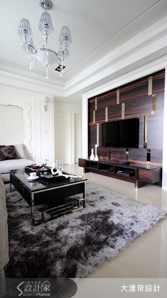 過去印象中的古典風格,大多給人華麗又繁複的形象,但對於性格低調,但又喜歡古典風元素的人而言,又未免顯得太over,於是設計師幫古典風「減重」了,讓「新輕古典風」滿足你的需求吧!