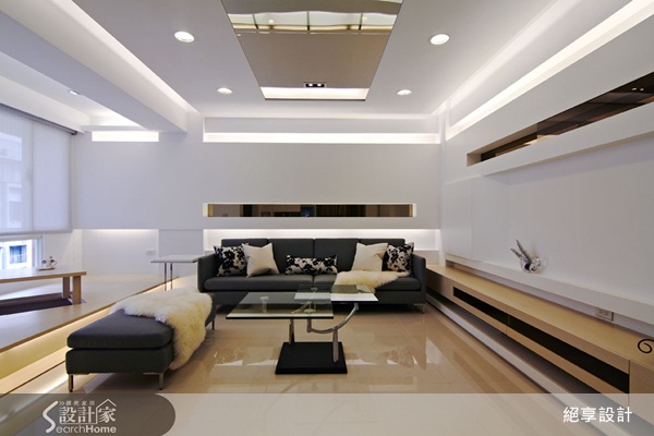 由於喜歡附近環境,在一次偶爾的機會,得知社區房子要賣,於是夫妻兩人便拿出所有積蓄硬是買了下來,但買後才發現如樓梯般的房子格局,在空間規劃上十分不方便,而且廚房、浴室那面牆的漏水及壁癌十分嚴重,於是找來絕享設計的謝宗益設計師協助處理。