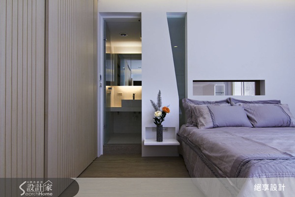 由於喜歡附近環境,在一次偶爾的機會,得知社區房子要賣,於是夫妻兩人便拿出所有積蓄硬是買了下來,但買後才發現如樓梯般的房子格局,在空間規劃上十分不方便,而且廚房、浴室那面牆的漏水及壁癌十分嚴重,於是找來絕享設計的謝宗益設計師協助處理。