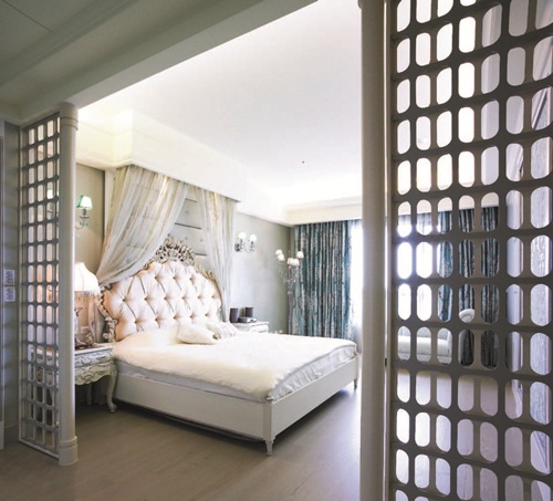 所謂「歐風」，涵蓋了傳統古典、新古典、Art Deco、美式古典、英式殖民、時尚法式、都鐸王朝等居家風格，其實這些源自歐洲各地的風格，本是脈絡相承且互相影響，因此，只要抓對基本的共通元素及佈置中心概念，就能打造浪漫又獨特的「歐風」居家。