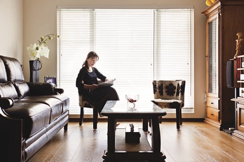 本文特別針對目前國內住宅最常使用的地板建材，綜合兩