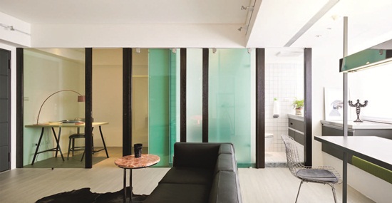 浴室緊臨廚房，而且完全無採光，客餐廳又太大，位移廚