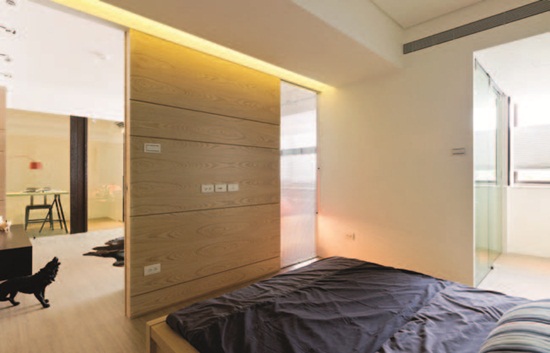 浴室緊臨廚房，而且完全無採光，客餐廳又太大，位移廚