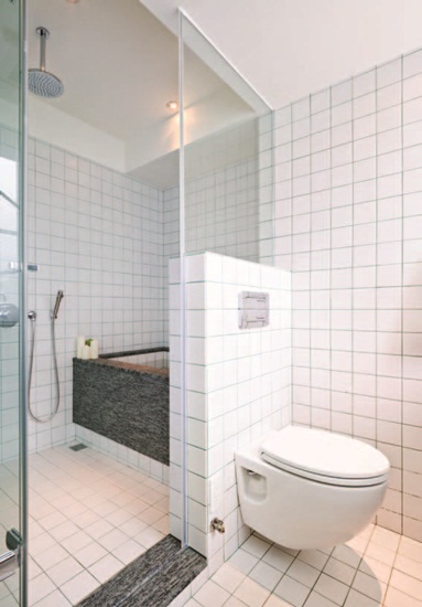 浴室緊臨廚房，而且完全無採光，客餐廳又太大，位移廚