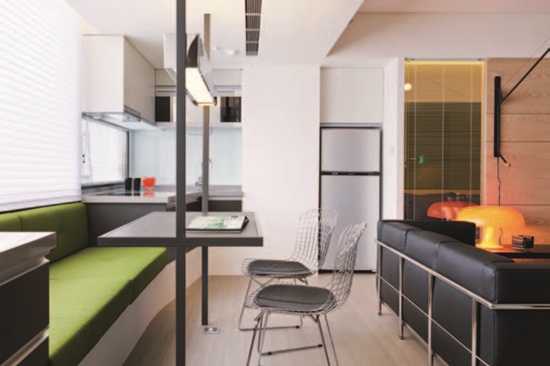 浴室緊臨廚房，而且完全無採光，客餐廳又太大，位移廚