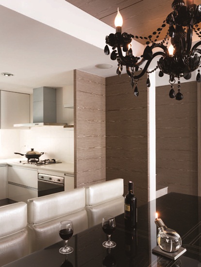 我家是狹長型的舊公寓，從前陽台進來後除了看到客廳，