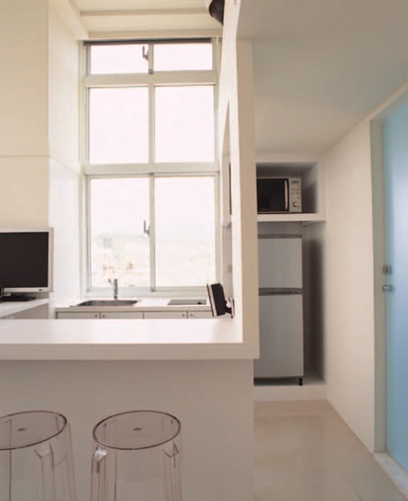 我家是狹長型的舊公寓,從前陽台進來後除了看到客廳,