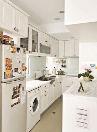 我家是狹長型的舊公寓,從前陽台進來後除了看到客廳,