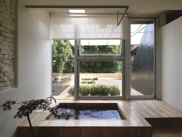 設計師顛覆了傳統隔間思維，透過開放的空間設計，引進