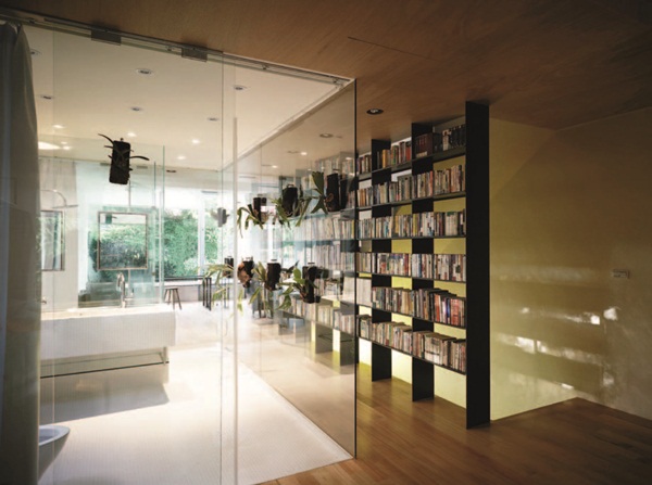 設計師顛覆了傳統隔間思維，透過開放的空間設計，引進