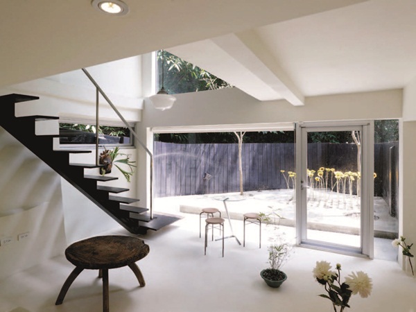 設計師顛覆了傳統隔間思維，透過開放的空間設計，引進