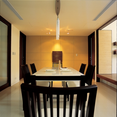 餐廳對到廁所門是現代空間中常見的狀況之一，在格局上