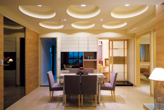 餐廳對到廁所門是現代空間中常見的狀況之一，在格局上