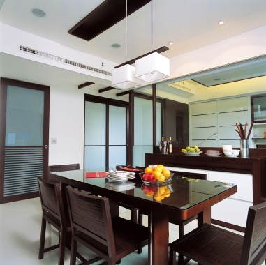 餐廳對到廁所門是現代空間中常見的狀況之一，在格局上