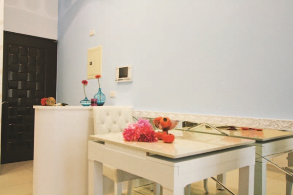 一個提供兩姐妹居住的房子，可以被如何想像呢？在這個