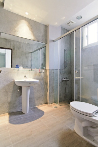 小四房整合為兩大房，陰暗擁擠的老屋變得明亮開朗。保