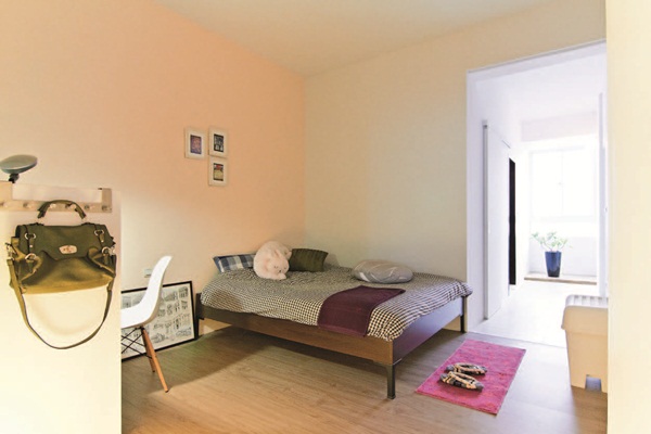 小四房整合為兩大房，陰暗擁擠的老屋變得明亮開朗。保