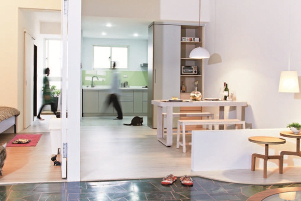 小四房整合為兩大房，陰暗擁擠的老屋變得明亮開朗。保