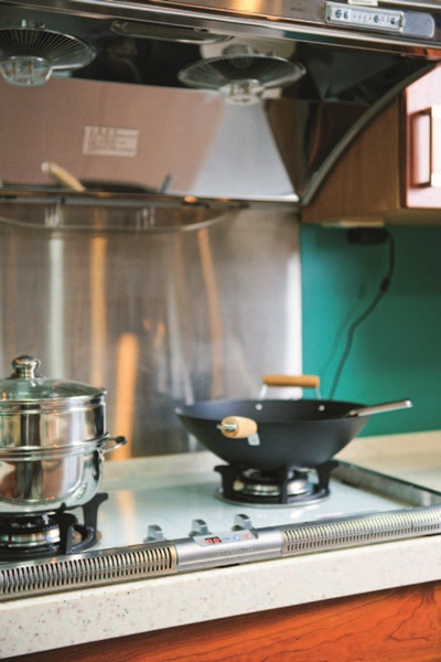 西式廚具設備整潔大方又具設計感,看得讓人好不心動,