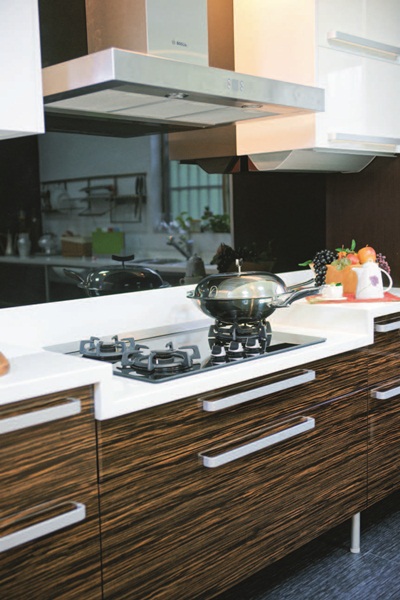 西式廚具設備整潔大方又具設計感,看得讓人好不心動,