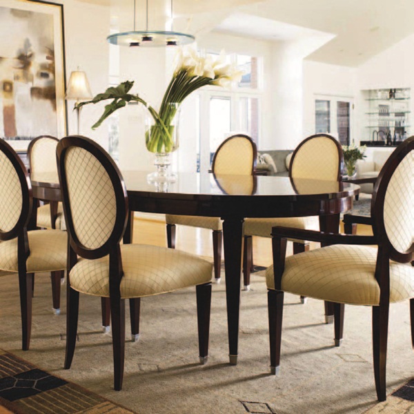 新古典主義起源於對古典主義的反動,加上當時其各國對藝術與美感的追尋,以及龐貝城的出土,融合了眾多元素而有了典雅細緻的風格產生。