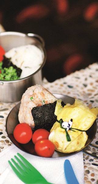 現在的家長幾乎都沒時間為孩子準備便當,相較台灣,日