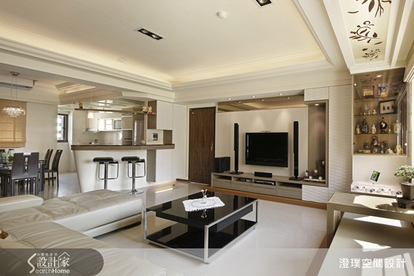 在歐美影集裡,常會看見男女主角倚著吧檯輕輕啜飲紅酒