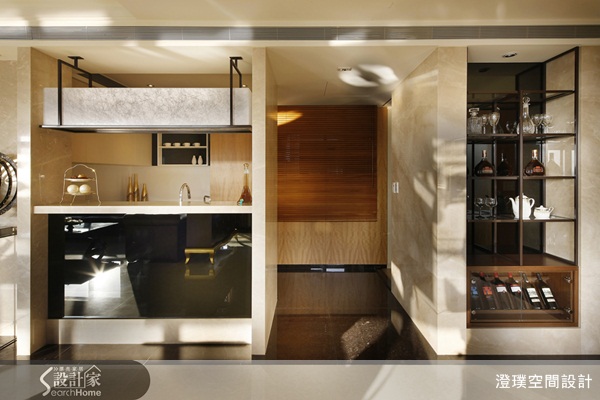 在歐美影集裡,常會看見男女主角倚著吧檯輕輕啜飲紅酒