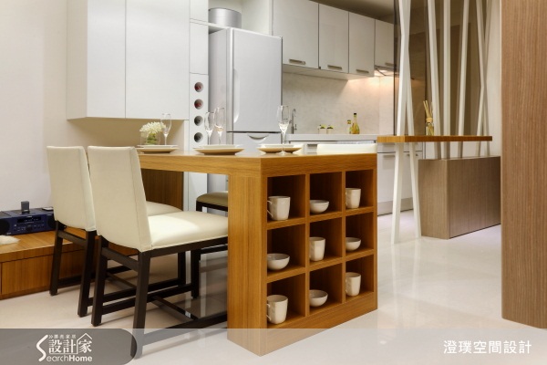 在歐美影集裡，常會看見男女主角倚著吧檯輕輕啜飲紅酒