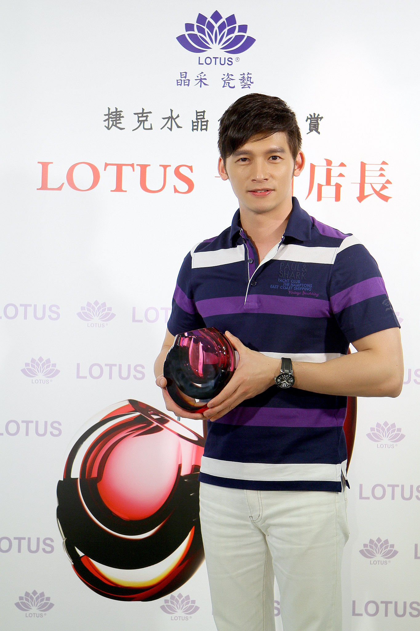 因為飾演「犀利人妻」裡的溫瑞凡,一夕爆紅的溫昇豪身