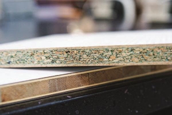 廚房櫃體多、深度又夠,乍看似乎收納機能強大,但是當