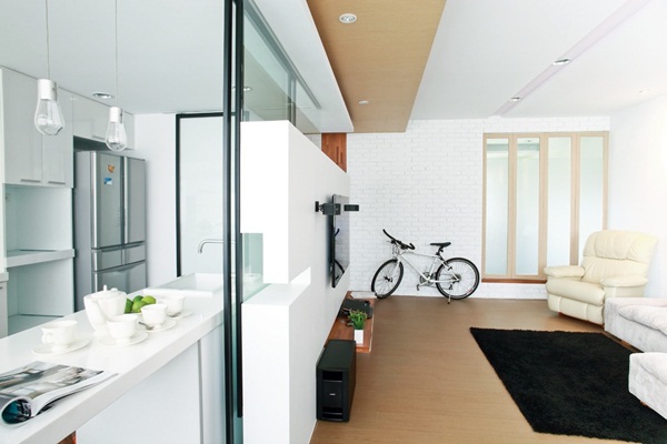 荒廢數十年的鐵皮屋頂加，18坪卻隔出三個狹窄房間，雖