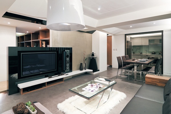 這間房子與鄰居棟距相鄰較近,閒置的車庫又佔據極大面