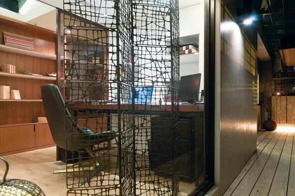 這間房子與鄰居棟距相鄰較近,閒置的車庫又佔據極大面