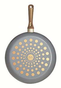 左一／義廚寶新絕色深平底鍋。阿基師代言的品牌，針對東方人的烹煮習慣所設計的鋁合金結合Toptek易潔塗層的PFOA FREE鍋具。尺寸32cm，價格電洽，by 義廚寶。插入圖10  圖說: 圖片提供＿義廚寶