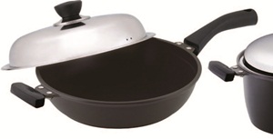 左一／義廚寶新絕色深平底鍋。阿基師代言的品牌，針對東方人的烹煮習慣所設計的鋁合金結合Toptek易潔塗層的PFOA FREE鍋具。尺寸32cm，價格電洽，by 義廚寶。插入圖10  圖說: 圖片提供＿義廚寶