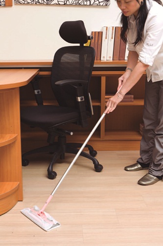 客廳是家中的門面，打掃得窗明几淨才能讓人一進門就擁有好心情。客廳需要清潔的部分主要可分為沙發、地毯、地板三大類，只要利用清潔劑和用具就能擁有一個乾淨如新的客廳。