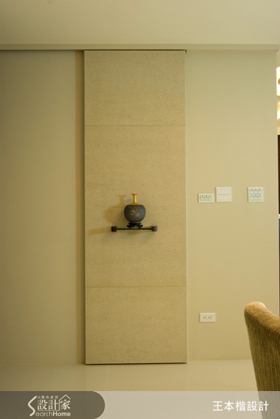 為什麼要把門隱藏起來?是怕太亂、太醜、太小、風水問題、空間完整性?來看設計師空間變魔術,讓醜醜的門變美麗,不想讓人家進去的空間悄悄隱藏起來的方法!