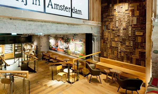 這座位於荷蘭阿姆斯特丹的星巴克Starbucks “銀行” 