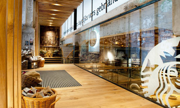 同時設計師對該空間內部的大理石和混凝土地板也進行了翻修設計，內部的裝潢很多都是使用回收後再製的，像是舊自行車輪胎內胎或是從學校回收來的桌椅再改造，非常注重環保。