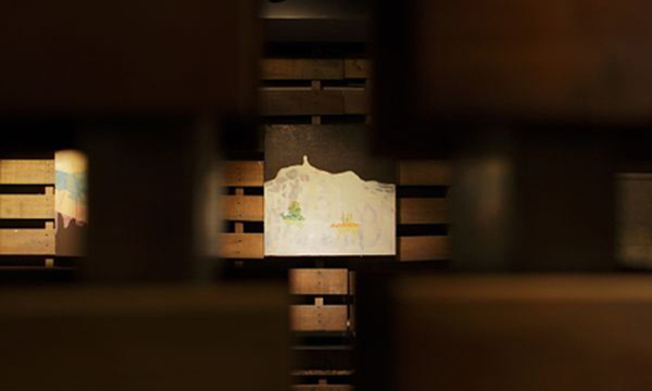 門外的黑色鏤空鑄鐵鍛造長頸鹿,是德國藝術家的作品,