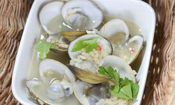 門外的黑色鏤空鑄鐵鍛造長頸鹿,是德國藝術家的作品,