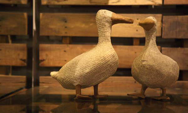 門外的黑色鏤空鑄鐵鍛造長頸鹿,是德國藝術家的作品,